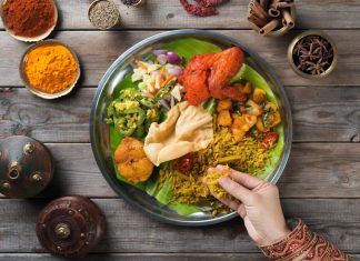 How to Navigate Eating Etiquette While Traveling